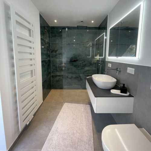 Neues, modernes Bad mit Waschtisch, Toilette und bodengleicher Dusche