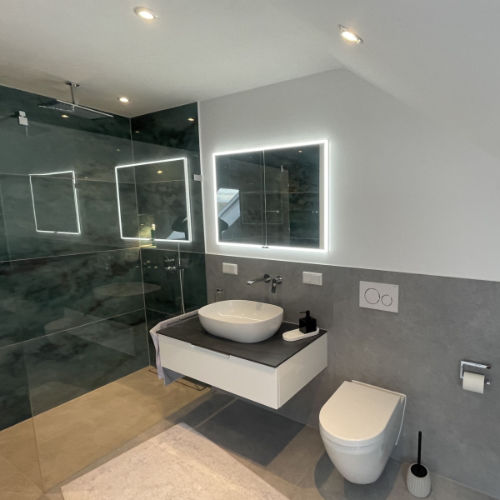 Neues, modernes Bad mit Waschtisch, Toilette und LED-Spiegel
