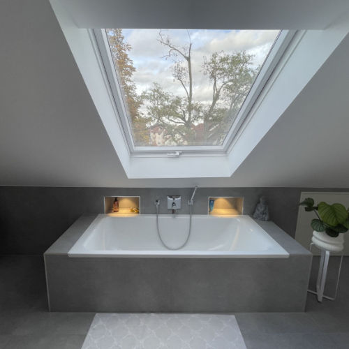 Neues, modernes Bad mit Badewanne in Dachschräge